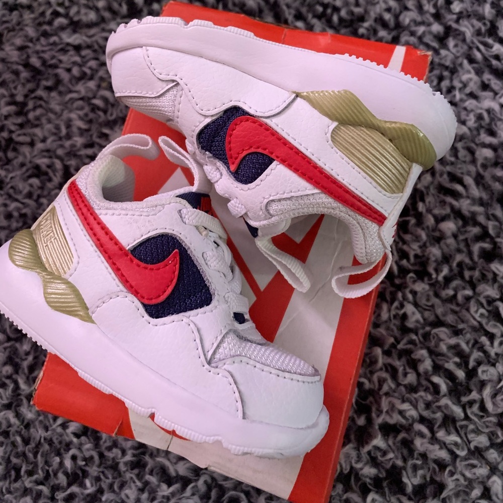 NIKE Sneakers